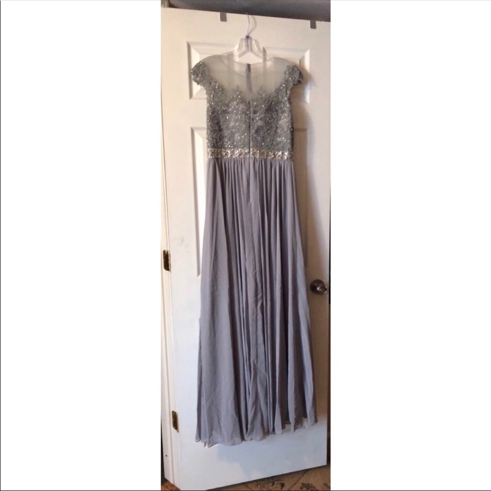 Elegant Silver A-line Gown👗 - Picture 4 of 5